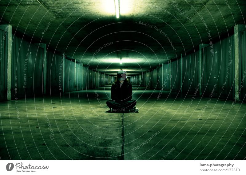 200 - The next level Garage Untergrund London Underground unheimlich geheimnisvoll Matrix Tiefgarage Tunnel Parkhaus dunkel Nacht Lampe Neonlicht Beleuchtung