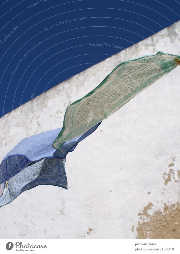 eine leichte Brise flattern Luft Mauer Wand Taschentuch Stoff kariert gestreift Muster Streifen himmelblau Portugal Ferien & Urlaub & Reisen Erholung weiß