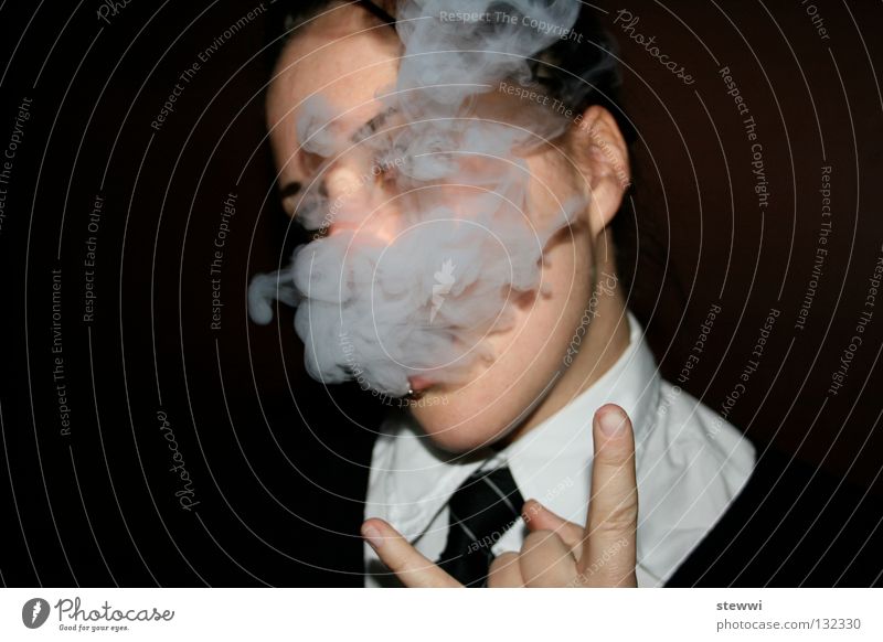 school's out II Rauchen Frau Coolness Vor dunklem Hintergrund Zigarettenrauch inhalieren gestikulieren Textfreiraum links rebellisch Unbekümmertheit provokant