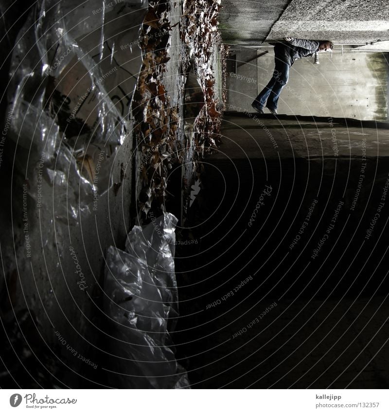 angst vor der dunkelheit Mann Silhouette Dieb Krimineller Rampe Laderampe Fußgänger Schacht Tunnel Untergrund Ausbruch Flucht umfallen Fenster Parkhaus