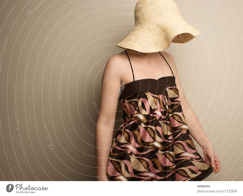 facedown Frau Strohhut Kopfbedeckung Top Muster Bekleidung Hut Trägertop Haut verdecktes Gesicht nach unten guckend Mode