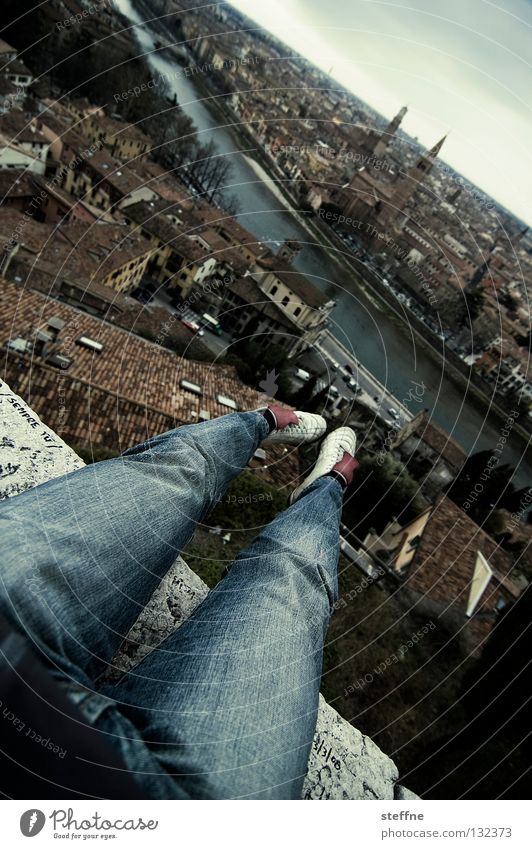Skifliegen Schuhe Oberschenkel Hose Stadt Verona Italien historisch Etsch Horizont gefährlich Stuntman Am Rand Klippe Kirchturm Dach dramatisch Lebensgefahr