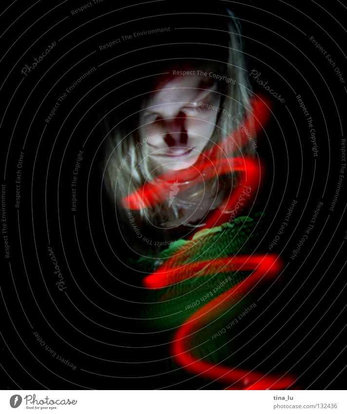 komm ins licht... nachtrag rot Licht grün Kleid Streifen dunkel Lichtspiel Experiment Langzeitbelichtung Frau Wasserwirbel Spirale Geisterstunde Ampel Lampe