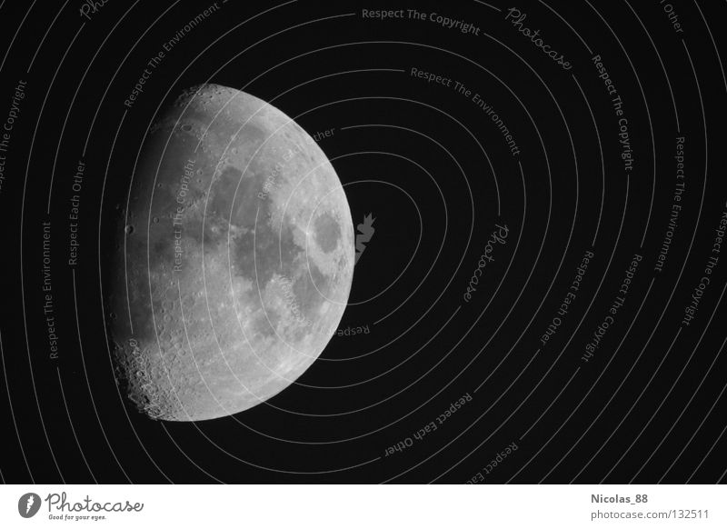 Der Erdmond - der einzige natürliche Satellit der Erde Mondschein Teleskop Halbmond Nacht himmlisch faszinierend Astronomie Himmelskörper & Weltall Vulkankrater