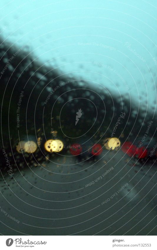 Diffus verblendet auf dem Beifahrersitz Lampe Wassertropfen Wetter Regen Verkehrswege Autofahren Autobahn PKW dunkel hell grau blenden zyan diffus unklar