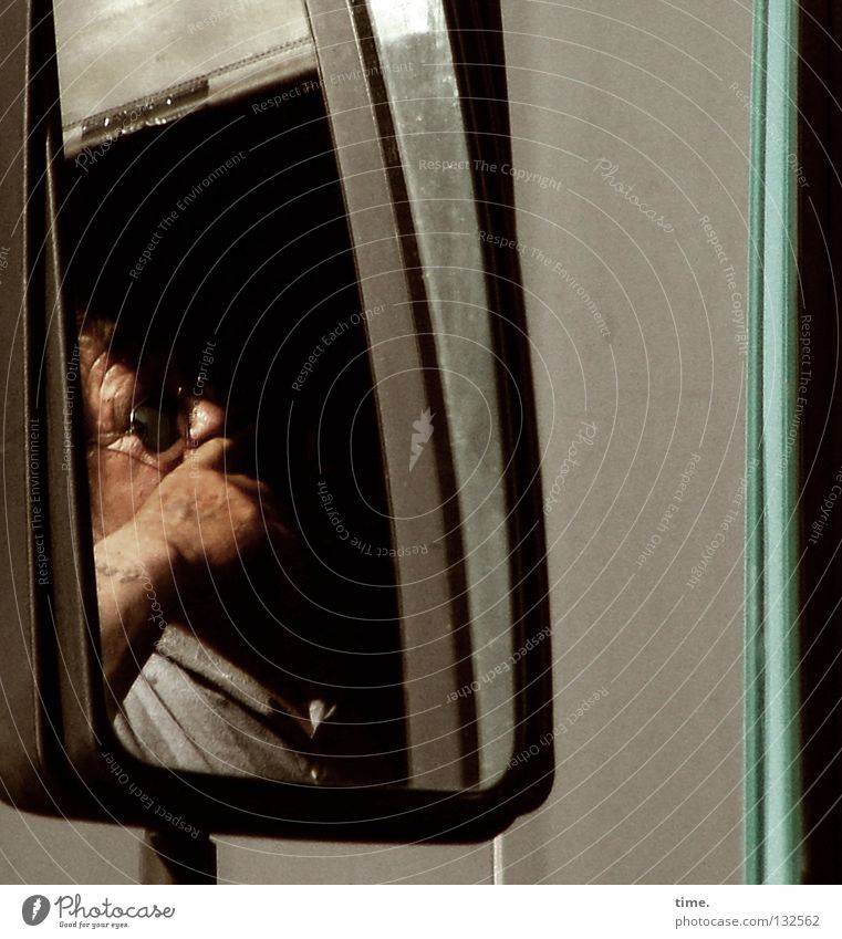 Trucker's Trouble Lastwagen Fahrer Fernfahrer Autobahn Spiegel Gelassenheit Nervosität Sonnenbrille Denken Verkehrsstau stehen Dienstleistungsgewerbe Mann