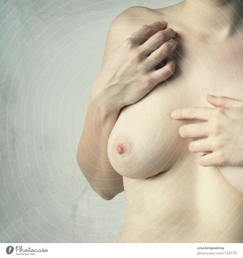 nue Frau Junge Frau Krankheit Gesundheitswesen Hand bedecken Akt eva Brust Frauenbrust Körper körpergefühl brustkrebs Krebstier Vorsorge Plastische Chirurgie
