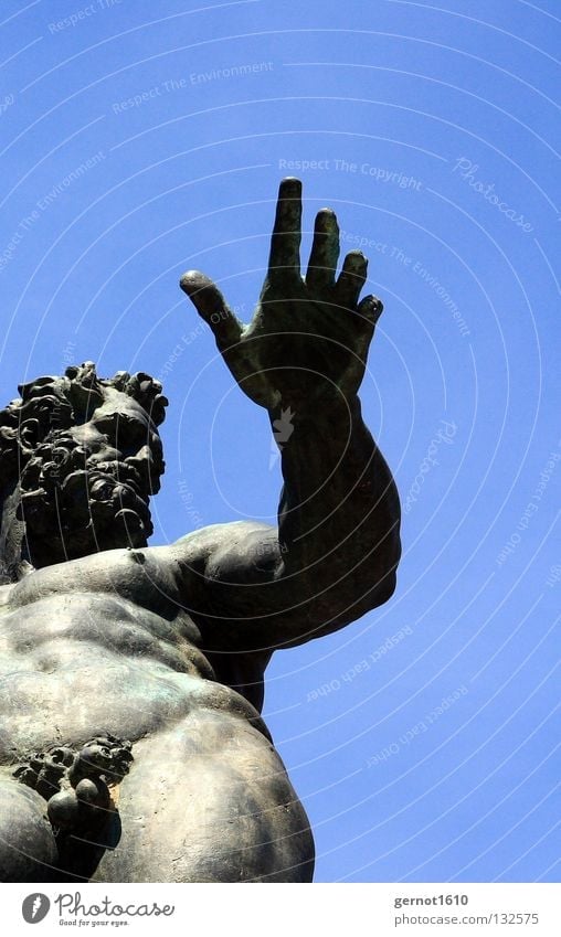 Neptuns Schniedel Statue Brunnen Hand Bart Schwanz nackt Götter himmlisch Patina selbstbewußt Kunst Denkmal antik Altertum klassisch Kunsthandwerk Wahrzeichen