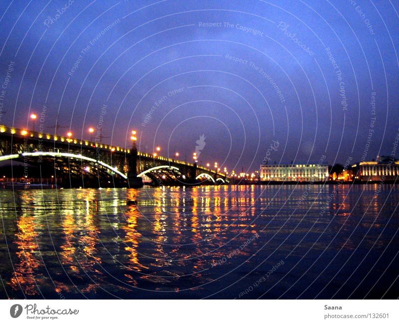 Der Abend an der Neva Spiegel Strand Brücke Fluss Bach St Petersburg Landschaft Licht Wasser Blauer Himmel Küste