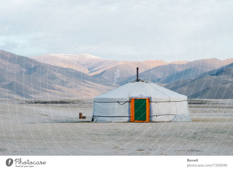 Mongolei Expedition Häusliches Leben Wohnung Haus Wiese Hügel Wüste Gobi Steppe Asien Jurte Ger Zelt Nomadenzelt Fassade Tür Dach einfach exotisch Ferne