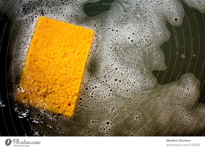 Abwasch Putztuch Reinigen Geschirrspülen Küche Seife Blubbern gelb Pfanne Besteck Haushalt aufräumen Frühjahrsputz Umwelt Umweltverschmutzung Schadstoff Gift