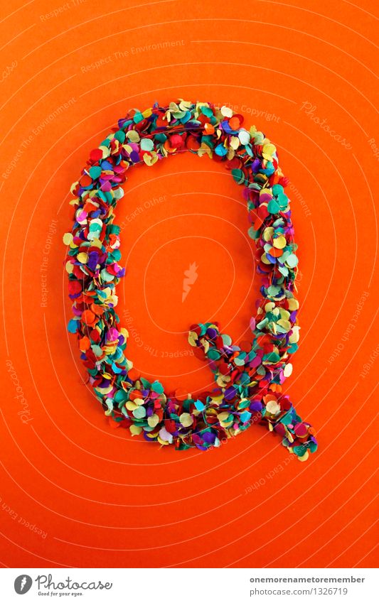 Q Kunst Kunstwerk ästhetisch Buchstaben Typographie alphabetisch orange rot Konfetti Kreativität Idee mehrfarbig Design Farbfoto Innenaufnahme Experiment