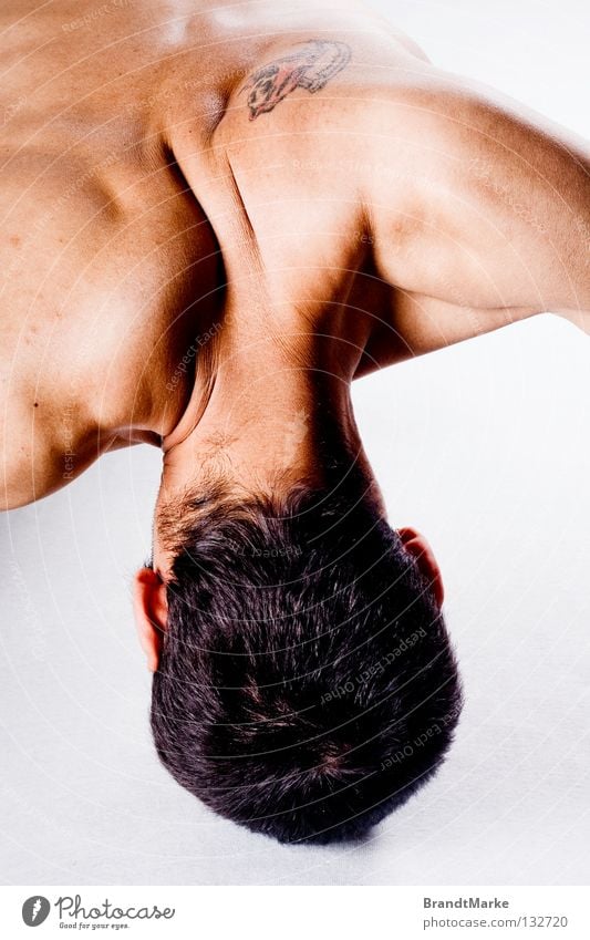 Tattoo Schulter Mann Hinterkopf kurz weiß braun Neigung abstützen Sensenmann Muskulatur stark Schwäche diagonal Akt Kraft Rücken Kopf Hals Haare & Frisuren