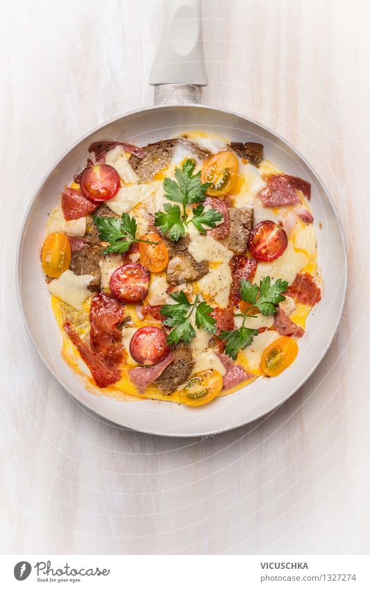 Omelette mit Wurst,Tomaten,Brot und Käse Lebensmittel Wurstwaren Gemüse Ernährung Frühstück Mittagessen Festessen Bioprodukte Diät Pfanne Stil Design