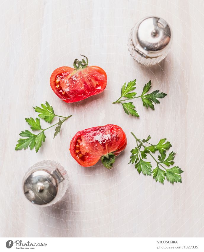 Bio Tomaten auf dem weißem Tisch Lebensmittel Gemüse Salat Salatbeilage Kräuter & Gewürze Ernährung Mittagessen Bioprodukte Vegetarische Ernährung Diät Stil