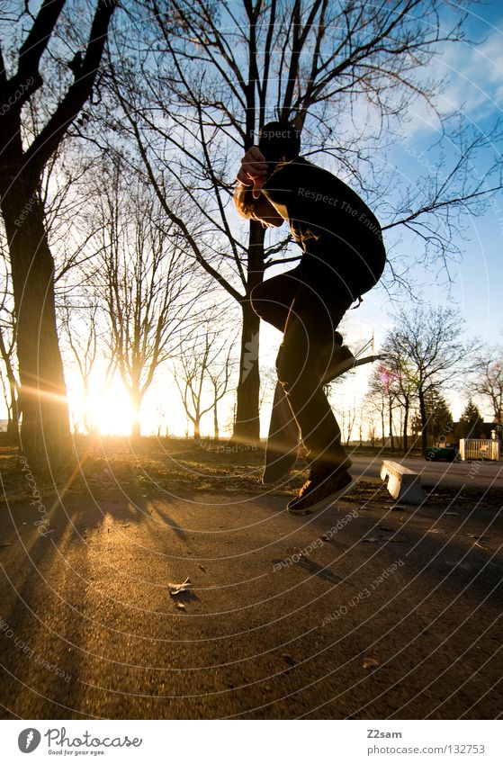einer geht noch Aktion Skateboarding Zufriedenheit springen gestreift Teer Beton Licht Baum Weitwinkel Jugendliche Sport Geschwindigkeit Drehung Park Boardslide