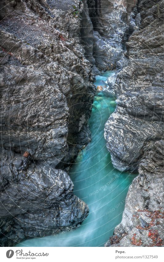 Klamm Schlucht Fluss nass blau grün Bach türkis Stein Österreich Farbfoto Tag Vogelperspektive