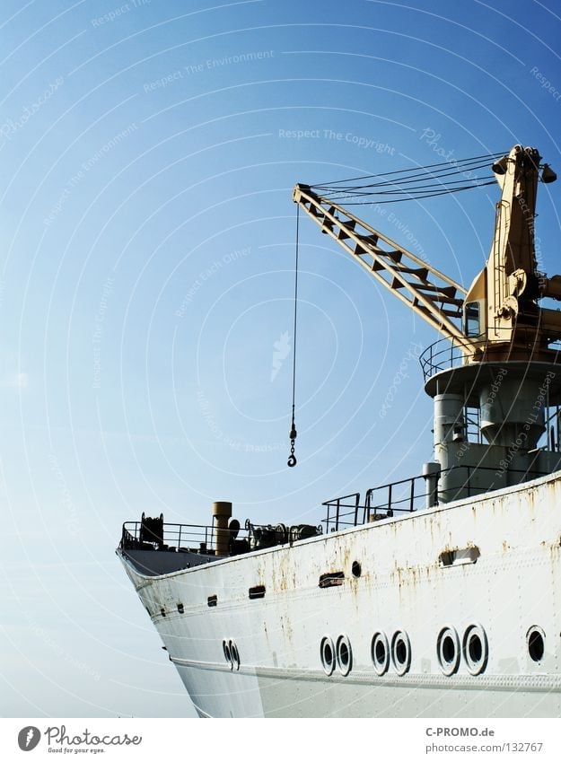 Seefahrt die ist lustig Schifffahrt Frachter Wasserfahrzeug Meer Kran Ware Bullauge Haken Fernweh Kraft Himmel blau Metall Übersee Ladung Rost Ostsee