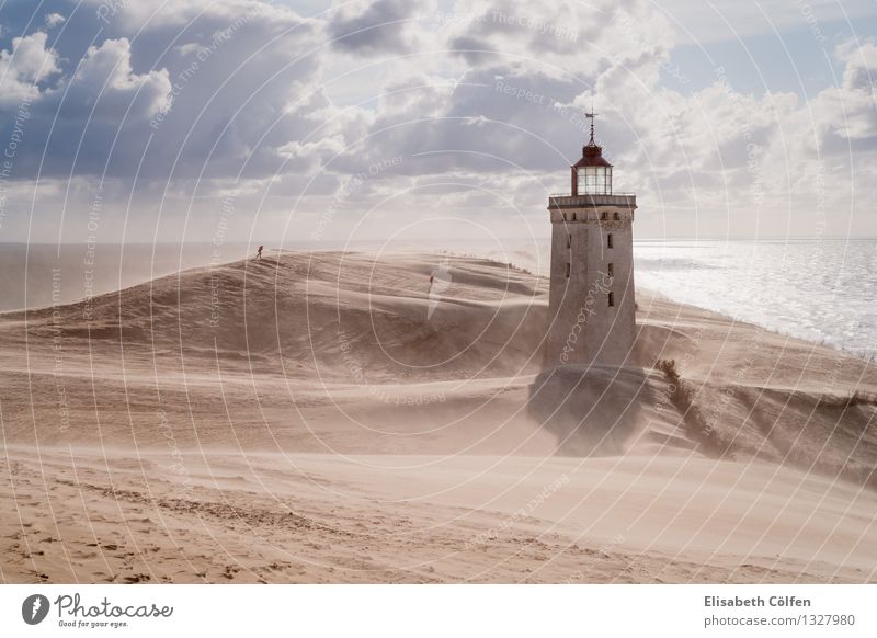 Sandsturm am Leuchtturm Sonne Meer Mensch Natur Landschaft Wolken Sturm Küste Nordsee Wüste Lønstrup Dänemark Europa Bauwerk Gebäude Architektur