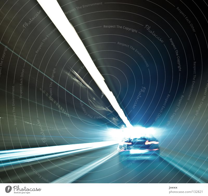Tunnelblick Autobahn Autofahren Berufsverkehr blenden Geschwindigkeit Eile Langeweile Laser Licht Mittelstreifen Am Rand Seitenstreifen Rücklicht Stress Teer