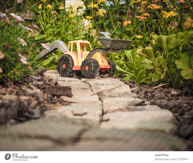 Yo, wir schaffen das! Freizeit & Hobby Spielen Baustelle Landwirtschaft Baumaschine Traktor Sonnenlicht Pflanze Blume Gras Sträucher Pflastersteine Spielzeug
