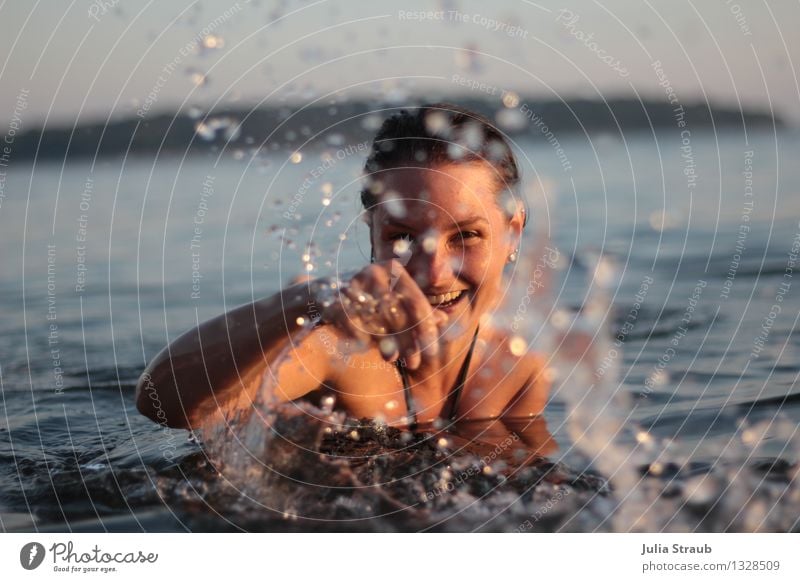 Im Meer stehende Frau planscht im Abendlicht mit  Wasser Sommerurlaub Schwimmen & Baden feminin Erwachsene 1 Mensch 30-45 Jahre Sonnenlicht Bikini brünett