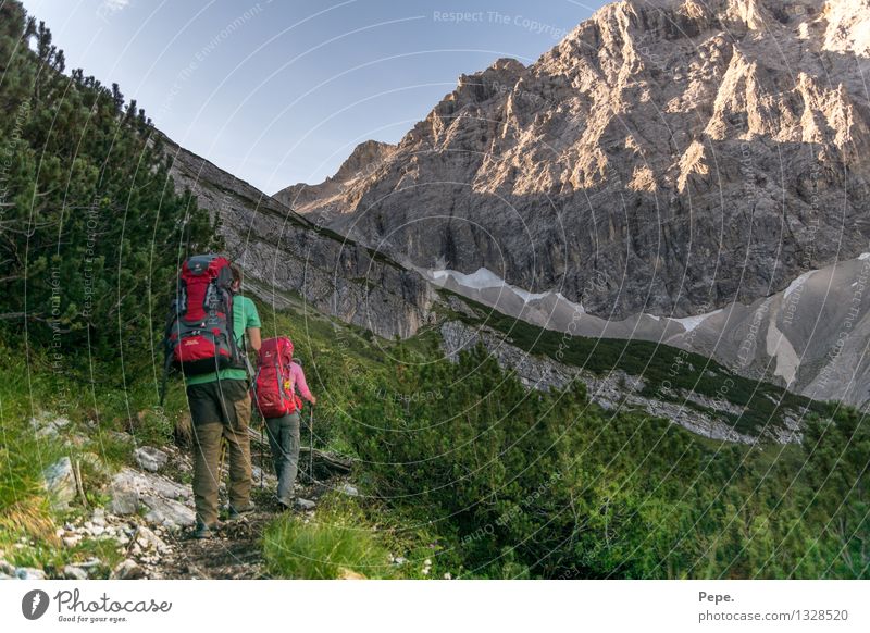 Zusammen Umwelt Natur Landschaft Wolkenloser Himmel Baum Sträucher Felsen Alpen Berge u. Gebirge wandern blau grün Fitness unterwegs Wege & Pfade Ziel