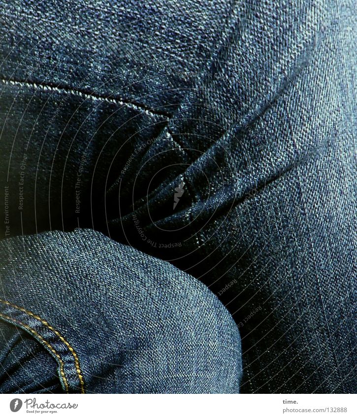 Mittag. Pause. Jeanshose Hose Knie Kniebeuge Oberschenkel Unterschenkel Textilien Stoff Naht Faltenwurf eng Nähgarn 2 Detailaufnahme Bekleidung Beine sitzen