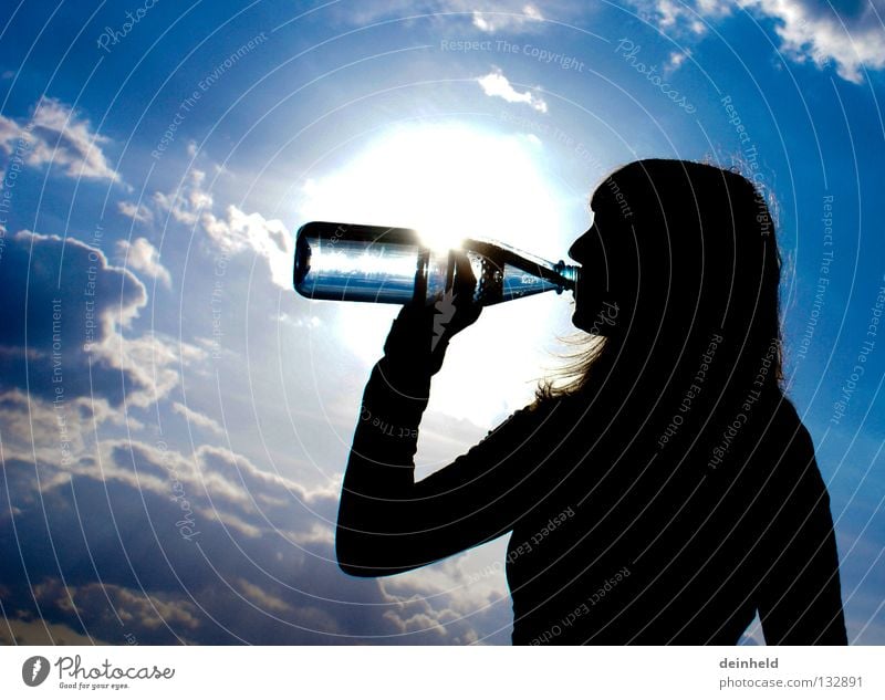 Erfrischung trinken Gegenlicht Silhouette Sommer katha Wasser Durst Flasche Himmel blau Kontrast