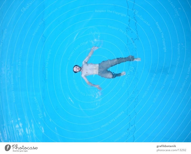 Schwimmbad Session, Bild 3 Kruzifix Hose Mann Himmel blau Wasser Rücken Jeanshose