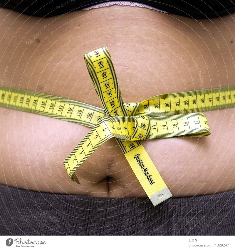 mobbelich Gesundheit Übergewicht Mensch feminin Frau Erwachsene Bauch 1 18-30 Jahre Jugendliche 30-45 Jahre Maßband Diät Fressen dick Ekel gelb Laster