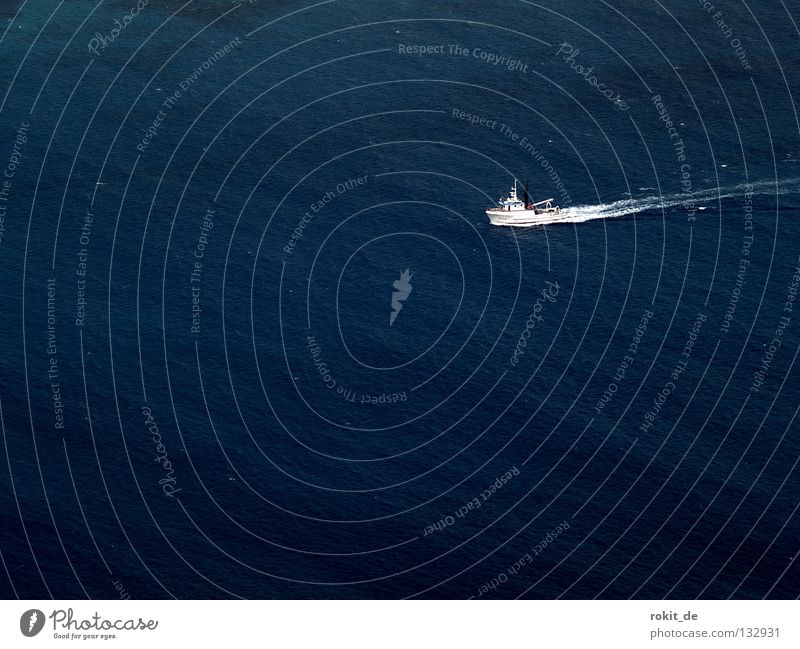 Hinaus aufs Meer Fischer Wasserfahrzeug Angeln Fischerboot La Graciosa Lanzarote Atlantik Wellen Aussicht Vogelperspektive unten Ebbe Sturm Gischt Schiffsbug