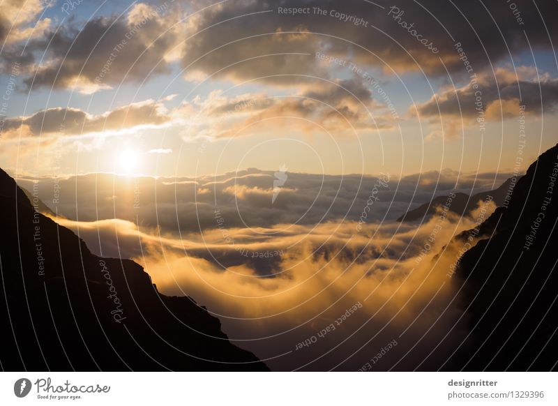 Wellenberge Umwelt Himmel Wolken Horizont Sonne Sonnenaufgang Sonnenuntergang Sonnenlicht Klima Schönes Wetter Nebel Felsen Alpen Berge u. Gebirge Gipfel Meer