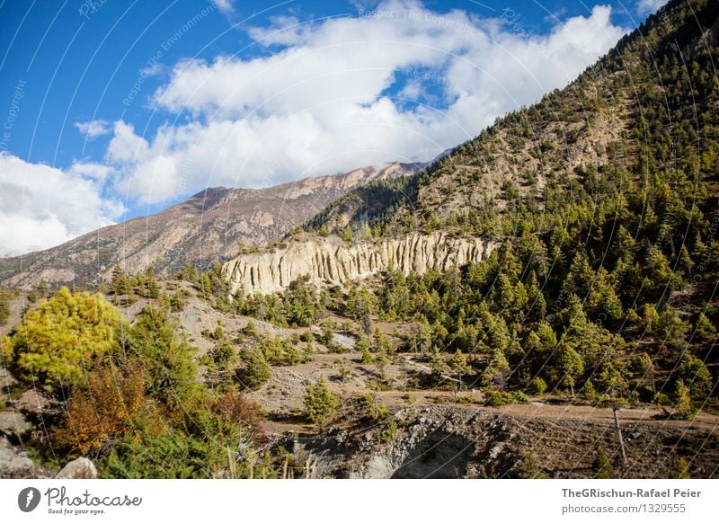 Bergwelt Umwelt Natur Landschaft blau braun mehrfarbig gelb grün schwarz Berge u. Gebirge Wald Nadelwald Nepal Reisefotografie Felsen Himmel Wolken Farbfoto
