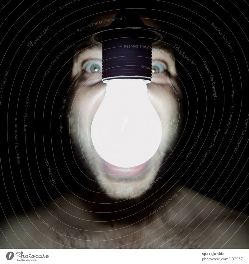 Light Mann schreien Porträt Freak Angst beängstigend dunkel schwarz Zähne zeigen böse verrückt Licht Glühbirne Elektrizität Stromverbrauch Kraft Freude Gesicht