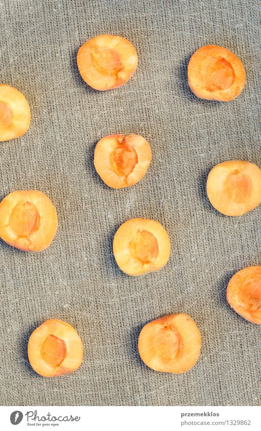 Geschnittene Aprikosen auf einem Leinen Lebensmittel Frucht Bioprodukte Sommer Natur frisch lecker orange Gesundheit organisch Grube roh reif rustikal