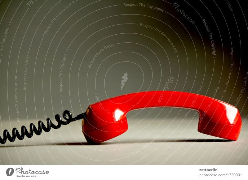 Telefoniergerät Telefonhörer analog alt antik Kommunizieren sprechen Telekommunikation Ferne Fernweh Telefongespräch Draht heißer draht Kabel Verbindung liegen
