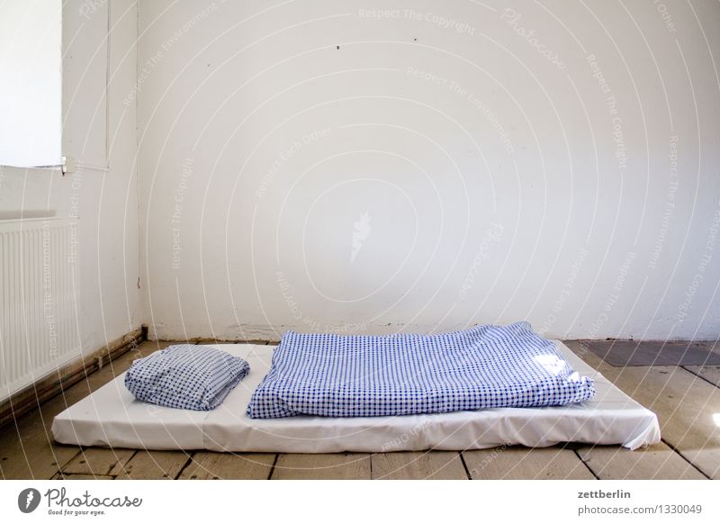 Unterkunft Bett Bettwäsche Liege Schlafmatratze Matten feldbett notleidend Decke Kissen Bettlaken Raum Innenarchitektur Wand Einsamkeit einzeln Menschenleer