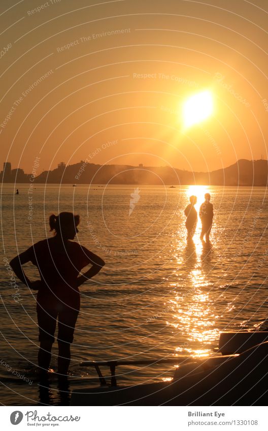 Eifersuchtsszenen in den Strandferien Lifestyle Mensch maskulin feminin Sonnenaufgang Sonnenuntergang Sonnenlicht Schönes Wetter Küste Seeufer Meer