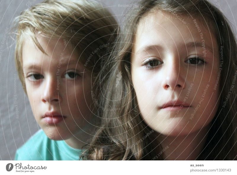 Bruder und Schwester Mädchen Junge Geschwister Kindheit Leben Gesicht 2 Mensch 8-13 Jahre brünett blond Blick warten authentisch einzigartig braun türkis
