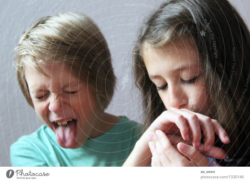 Kuss zwischen Geschwistern Spielen Kinderspiel Mädchen Junge Bruder Schwester Familie & Verwandtschaft Kindheit Gesicht Zunge 2 Mensch 8-13 Jahre brünett blond