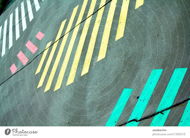 Muster Straße Bürgersteig Asphalt Schilder & Markierungen Streifen parallel grau gelb grün rot weiß Bild Signaletik Piktogramm Farbe Kunst abstrakt mehrfarbig