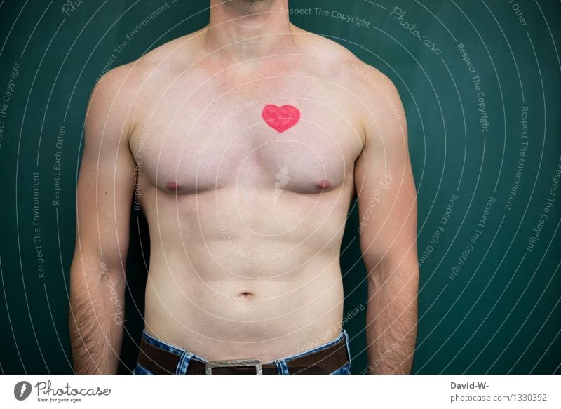 das Herz am rechten Fleck Mann nackt muskulös Muskulatur Gesundheit Gesundheitszustand Körper Haut männlich Männlichkeit Brust rasiert Schultern Nacken Bizeps