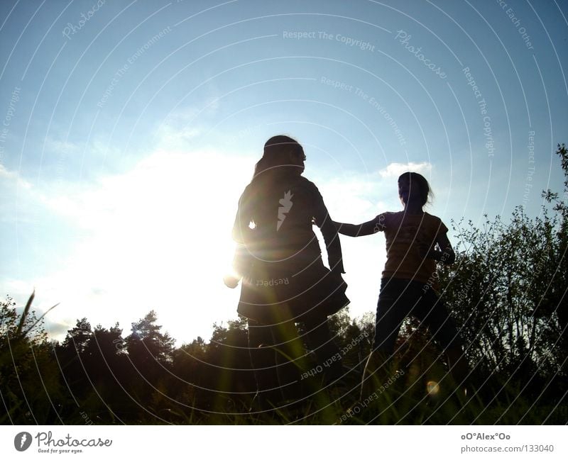 Sonnenkinder || Freude Spielen Kind Mensch Freundschaft Gras Gefühle Perspektive Sonnenuntergang Abend Licht