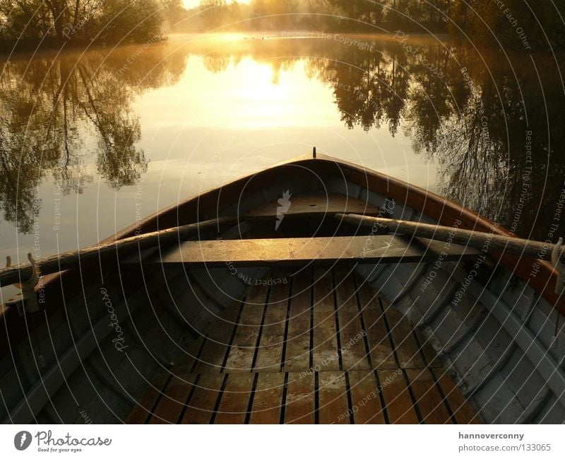 Frühsport Ruderboot Wasserfahrzeug See Teich Kiesgrube Zufriedenheit Spiegelbild Morgen Sonnenaufgang Romantik Schifffahrt Spielen Kahn Holzboot Paddel