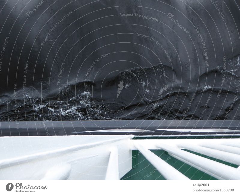dunkle Wasser... Wellen Meer Schifffahrt Passagierschiff Fähre außergewöhnlich bedrohlich dunkel unten schwarz weiß Höhenangst Einsamkeit Endzeitstimmung Reling