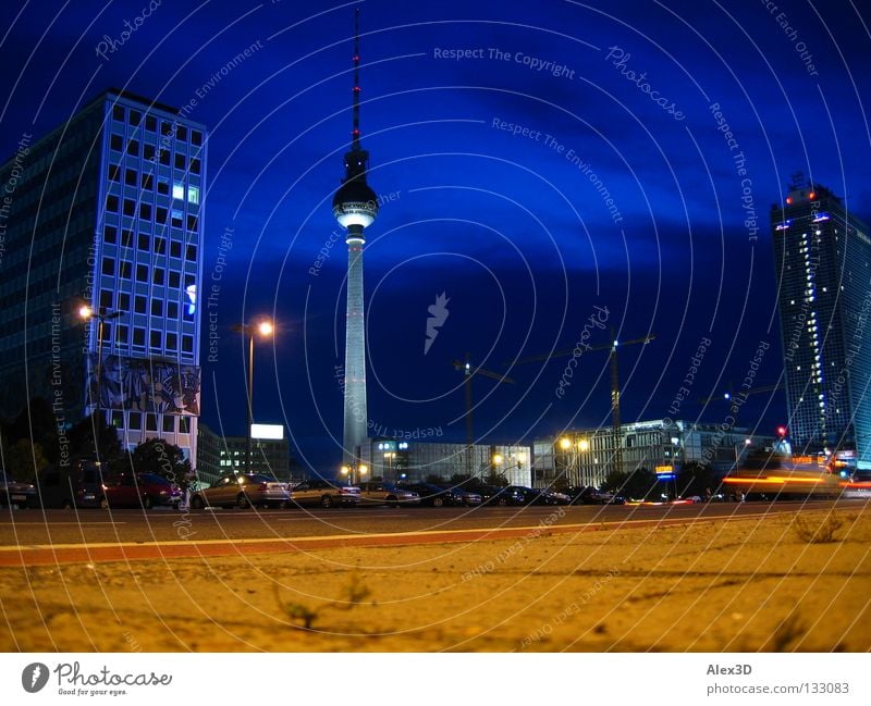 Alex macht blau Alexanderplatz Nacht Hochhaus Baustelle Wahrzeichen Denkmal Fernsehtum Berlin Himmel Gewegplatten