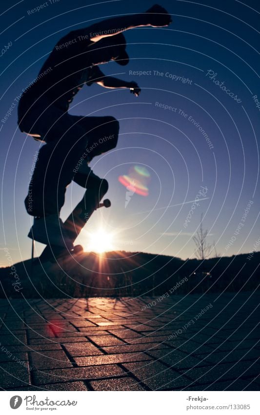 Schattenspringer Gegenlicht Sonnenstrahlen springen Beleuchtung Skateboarding Funsport Jugendliche Himmel