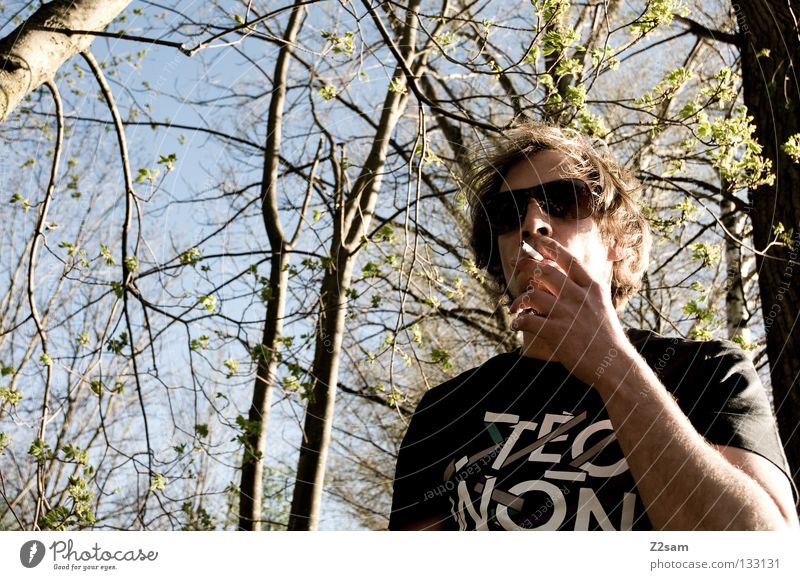 cool smoking Mann lässig maskulin Brille Rauch Stil T-Shirt Mensch Coolness Rockmusik Haare & Frisuren sonnebrille festhalten rauche smoke Natur Landschaft