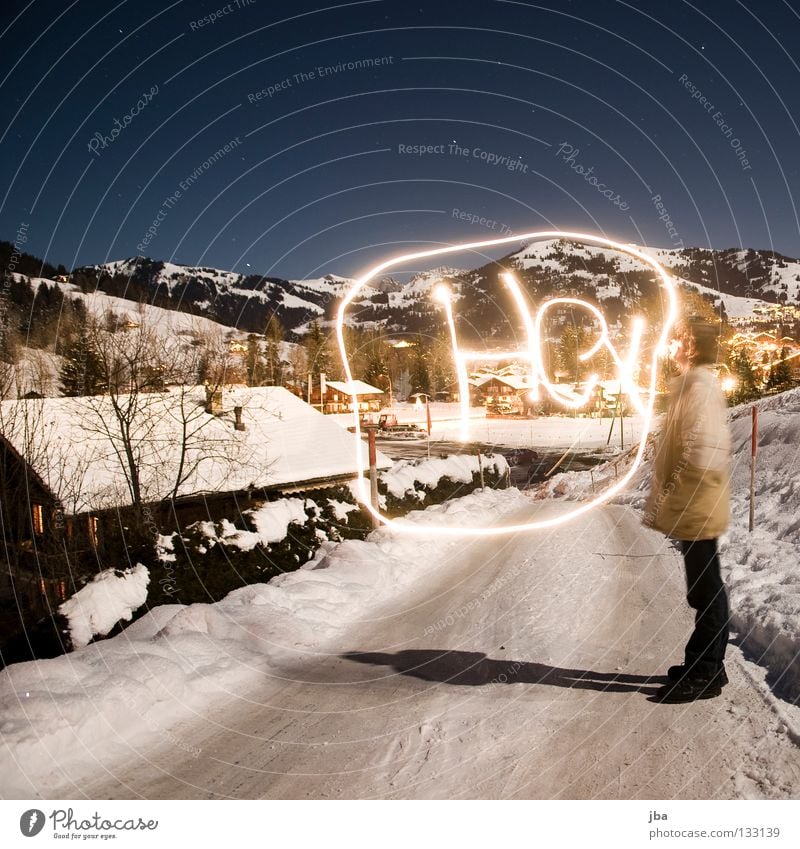 Hey! Langzeitbelichtung Licht Sprechblase Mann Neuschnee Gstaad Dach Haus schreiben streichen zeichnen Straße Wege & Pfade Schnee